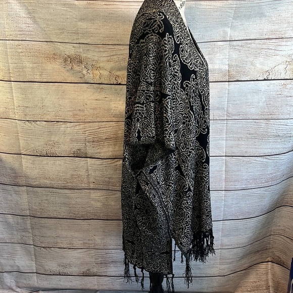 Chico’s Ivy Ruana Wrap Poncho Metallic Fringe Sleeves Black Gold One Size - Picture 5 of 10
